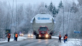 Крупногабаритный автопоезд с оборудованием для БелАЭС едет по Городокскому району